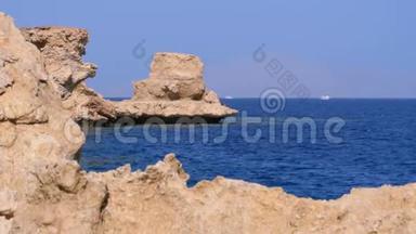 落基海滩在红海和悬崖附近的珊瑚礁。 埃及。 红海海岸度假村..
